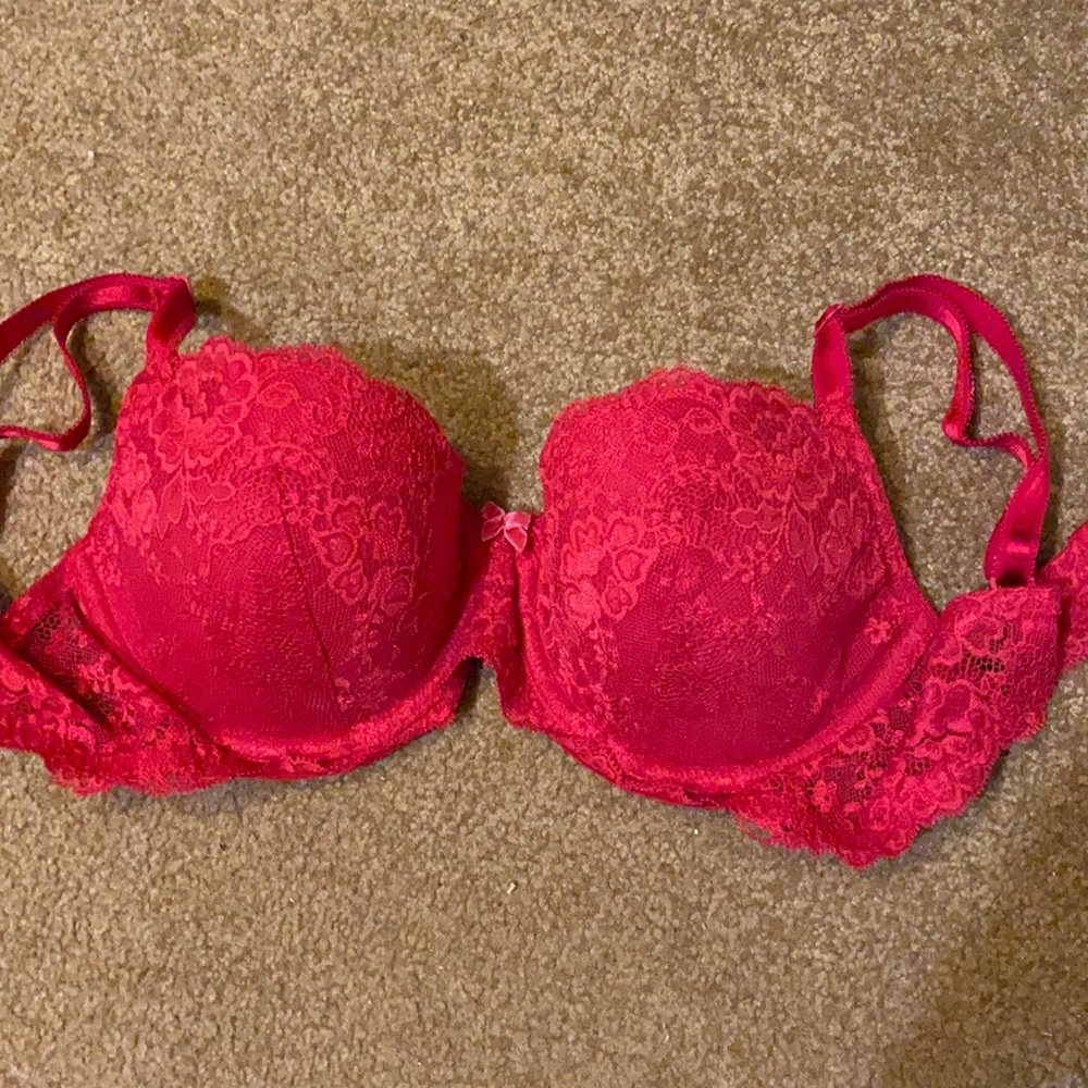 Victoria’s Secret Red Lace Lined Demi Bra 34D underwire excellent find Valentine